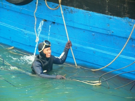 Lưới của chiếc tàu bị chìm đã được các ngư dân vớt được trước đó