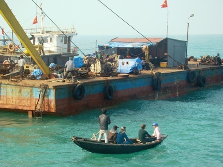 Lưới của chiếc tàu bị chìm đã được các ngư dân vớt được trước đó