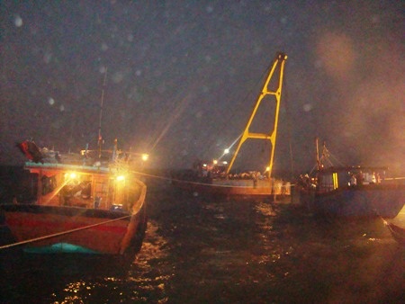 Đến gần 19h, việc trục vớt vẫn đang được triển khai một cách rất khẩn trương