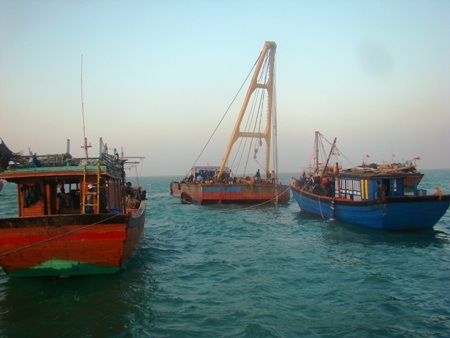 Do vị trí tàu chìm nằm ở khá sâu nên việc trục vớt gặp rất nhiều khó khăn