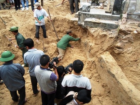 Khai quật ngôi mộ cổ tại nhà anh Phạm Văn Nam (Ảnh chụp ngày 19/12)