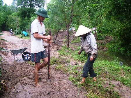 Hai vợ chồng anh Thỉnh cùng làm đường giúp dân