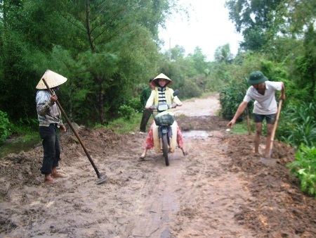 Dù trời mưa lất phất, gió rét nhưng vợ chồng anh Thỉnh vẫn miệt mài với công việc của thiên hạ