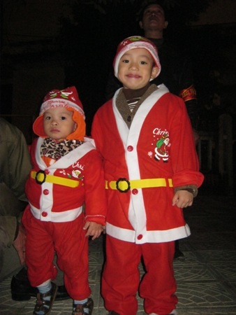 Những ông già Nôen tý hon cũng hòa chung vào không khí giáng sinh