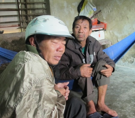 Để người thân lo hậu sự cho con trai, ông Mạy chỉ biết ngồi trên võng khóc than