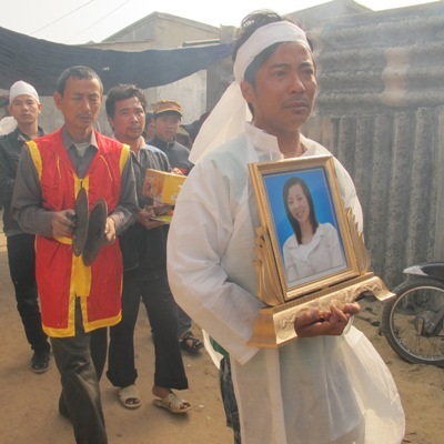 Ở cái tuổi xế chiều, người cha cảm thấy vô cùng đau đớn khi mất đi đứa con thân yêu nhất