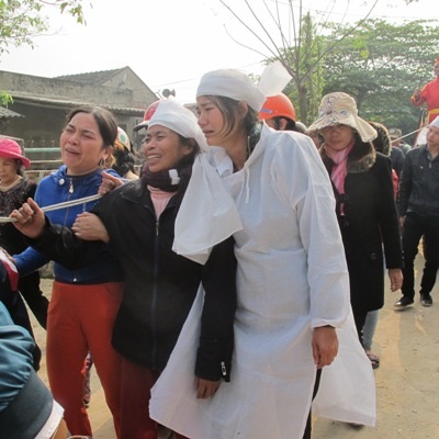 Những giọt nước mắt uất nghẹn, một nỗi đau tột cùng tiễn đưa người xấu số