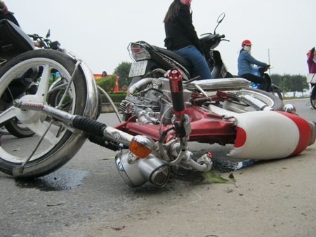 ...còn chiếc xe máy cũng bị gãy vành, bình xăng rời ra ngoài