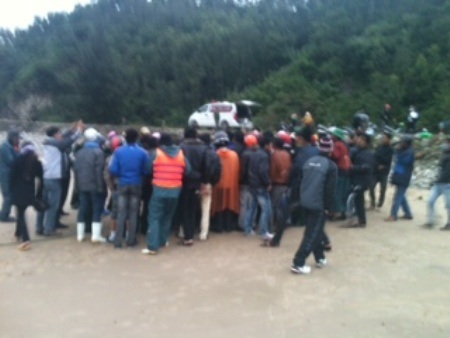 Đến 17 giờ cùng ngày, thi thể nạn nhân Duy mới được đội cứu hộ đưa vào cảng Hòn La