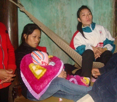 Đứa con trai mới tròn 4 tháng tuổi đã phải chịu cảnh mồ côi bố