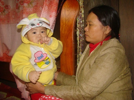 Những đứa trẻ mới vài tháng tuổi nhưng đã sớm mồ côi cha