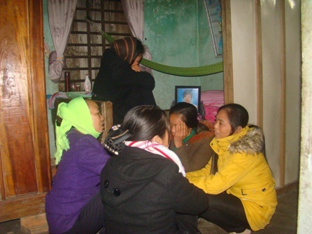 Người thân các nạn nhân trong vụ chìm tàu cá dau khổ ngóng tin tìm kiếm thi thể con em.