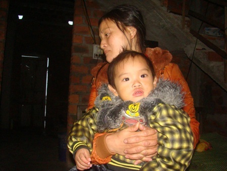 Những đứa trẻ mới vài tháng tuổi nhưng đã sớm mồ côi cha