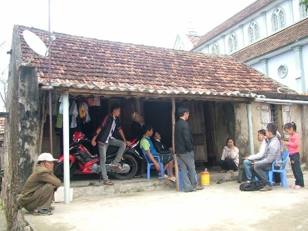 Rất đông bà con lối xóm đến động viên, chia sẻ với gia đình người bị nạn