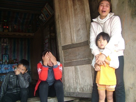 Chị gái anh Hào khóc than vật vã khi em trai chị mấy ngày nay không thể liên lạc được