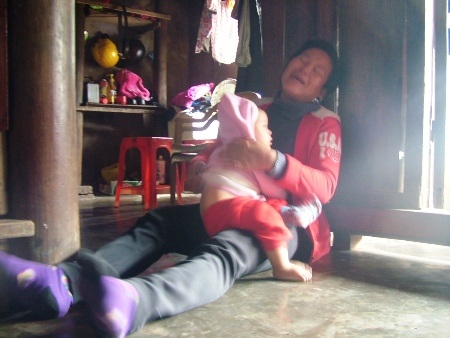 Chị Hoàng Thị Thương thì bế đứa con nhỏ mà khóc cạn nước mắt khi nghe hung tin