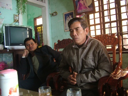 Ông Nguyễn Văn Tính, bố của thuyền trưởng Nguyễn Đức Thắng buồn rầu kể lại sự việc