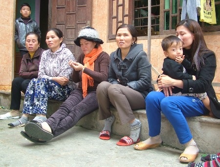 Những giọt nước mắt ngóng trông về phía biển, nơi có các thành viên trên tàu gặp nạn