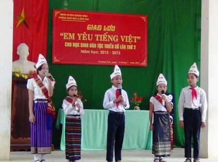Quảng Bình: Giao lưu tiếng Việt cho học sinh dân tộc thiểu số - 1 Các em học sinh dân tộc thiểu số đang thể hiện màn Giao lưu đồng đội.