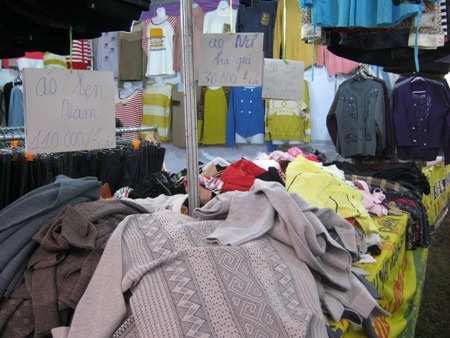 Hàng loạt quầy bán quần, áo, giày dép giảm giá đến bất ngờ