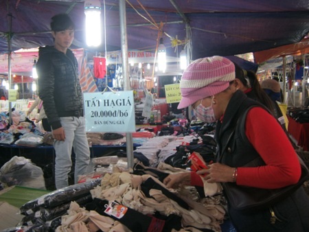 Tất nam, nữ được bán hạ giá đến chóng mặt