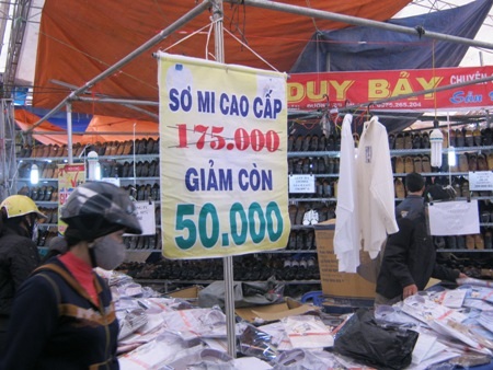 Hàng loạt quầy bán quần, áo, giày dép giảm giá đến bất ngờ