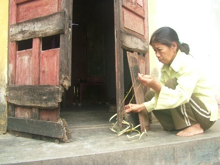 Dù không còn nhìn thấy gì nhưng chị Rén vẫn tự mò mẫm buộc lại cánh cửa đã hư hỏng, mục nát