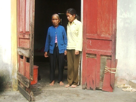 Rơi nước mắt trước hoàn cảnh éo le của cô giáo mù và người mẹ già ôm đau liên miên