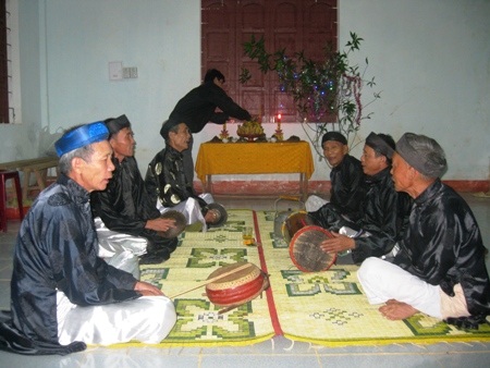 Thắp hương thông báo với tổ tiên tr