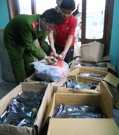 Nhiều thùng hàng chứa súng, đạn nhựa bị lực lượng chức năng phát hiện và bắt giữ...