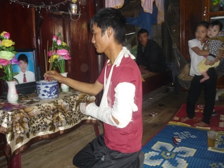 Anh Hạnh thắp nén nhang lên bàn thờ mới lập cho em trai mà lòng chua xót, vô vọng