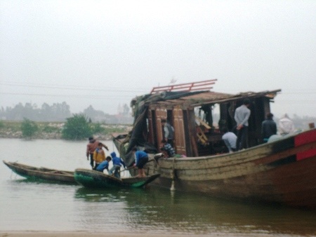 Chiếc tàu đắm đã trở về neo đậu, nhiều người thân lên tàu mong tìm thấy thi thể người thân