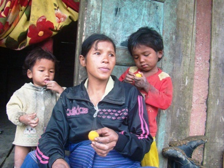 3 mẹ con Y Mót đang ăn quả rừng thay cơm