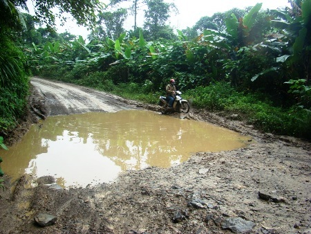 Nhiều đoạn đường những ổ voi sâu nửa mét