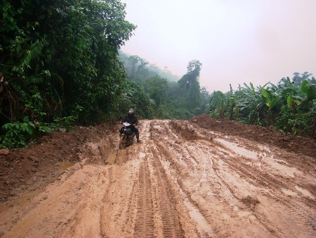...và bùn đất nhão choẹt, sâu hoắm khiến chiếc xe cứ hì hục và xả ra từng đụn khói đen, khét lẹt.