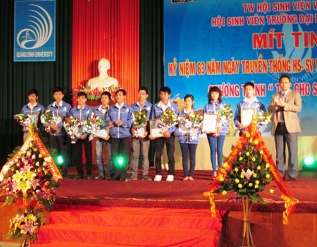 ĐH Quảng Bình: Tổ chức Tết cho sinh viên nghèo