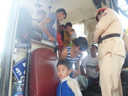 Xe khách chở vượt 28 người so với quy định đã bị lực lượng CSGT phát hiện và xử lý