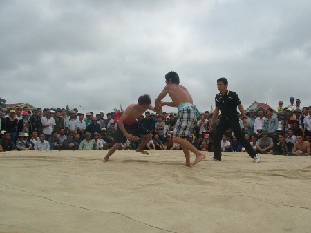 Các đô vật tranh tài với nhiều thế vật hết sức gay cấn