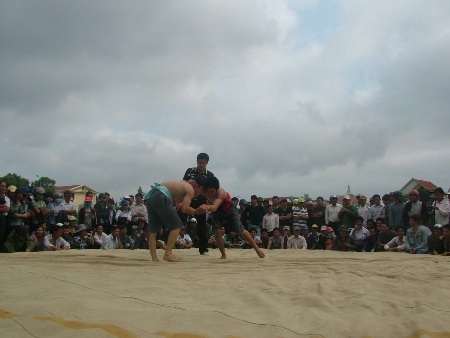 Hai đô vật tỏ ra cân sức