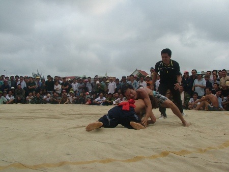 Các đô vật tranh tài với nhiều thế vật hết sức gay cấn