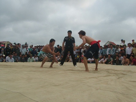 Các đô vật tranh tài với nhiều thế vật hết sức gay cấn