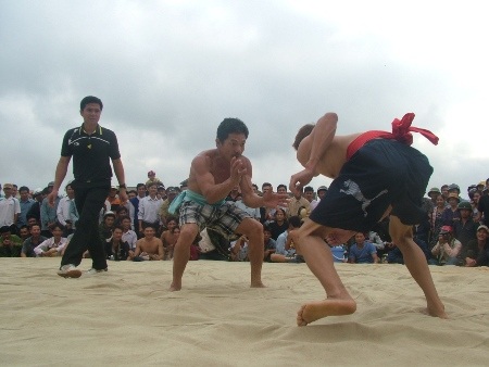 Tìm cơ hội để hạ đối phương