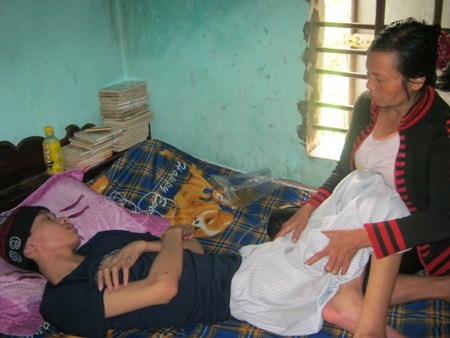 Cháu Huy bị bại liệt phải nằm bất động một chỗ suốt mấy năm qua