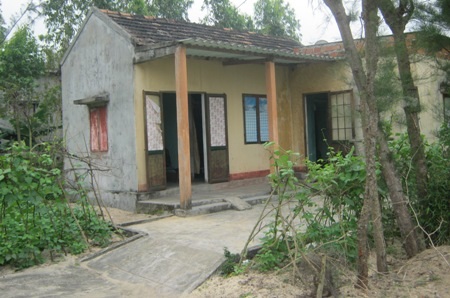 Cháu Huy bị bại liệt phải nằm bất động một chỗ suốt mấy năm qua