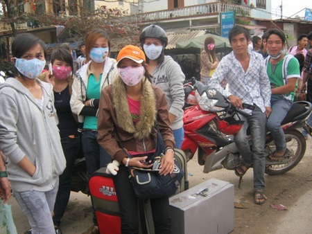 Nhiều người chờ cả ngày vẫn không đón được xe