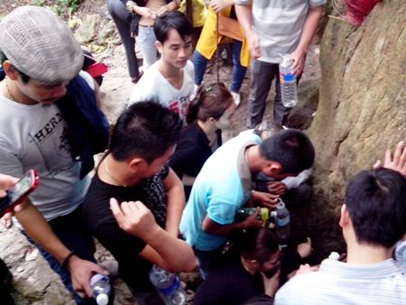 Đổ xô lên núi Thần Đinh cầu an, lấy "nước thánh" - 2 Gian nan đường lên chùa Non, núi Thần Đinh