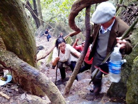 Đổ xô lên núi Thần Đinh cầu an, lấy "nước thánh" - 9 Vất vả vượt qua những eo đá hiểm trở