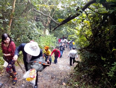 Đổ xô lên núi Thần Đinh cầu an, lấy "nước thánh" - 1 Gian nan đường lên chùa Non, núi Thần Đinh
