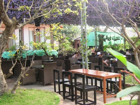 Quán cà phê vắng khách sau chuyến “vi hành” của Bí thư Tỉnh ủy - 2 Khách vắng hoe ở quán ca phê Rozal (Ảnh chụp vào sáng 18/3)