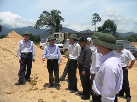 Chủ tịch UBND tỉnh Nguyễn Hữu Hoài kiểm tra tiến độ thi công đường 565